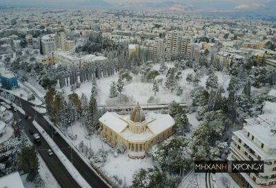 Η χιονισμένη Κηφισιά των αρχοντικών και των περίτεχνων κήπων από ψηλά. Γιατί πολλές ρομαντικές επαύλεις στην περιοχή ονομάστηκαν ελληνοελβετικού ρυθμού (drone)