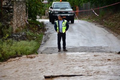 Πλημμύρισαν δρόμοι και ρέματα στη Θεσσαλονίκη λόγω των έντονων βροχοπτώσεων. 300 κλήσεις στην Πυροσβεστική