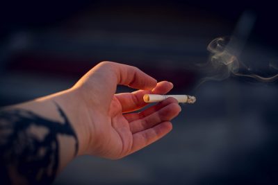 Γιατί το κάπνισμα γίνεται ακριβότερο και δυσκολότερο στη Γαλλία