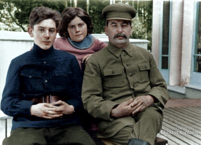 Η τραγική πορεία των παιδιών του Στάλιν. Ο μεγαλύτερος γιος παραδόθηκε στους Ναζί, ο δεύτερος πέθανε αλκοολικός και η κόρη τον αποκήρυξε