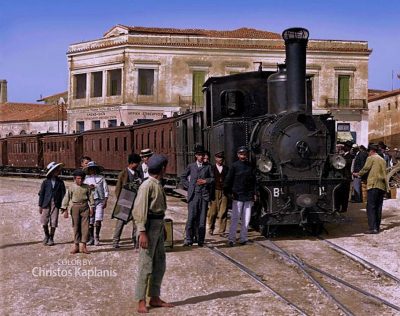 Αυτό είναι το πρώτο τρένο που ένωσε την Πάτρα με την Αθήνα. Ο σιδηρόδρομος της Πελοποννήσου προέβλεπε χωρίσματα στα βαγόνια για τις γυναίκες που ταξίδευαν μόνες