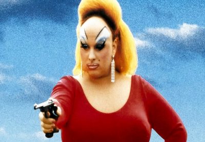 Divine. Η “drag queen του αιώνα”. Έγινε σταρ μέσα από trash ταινίες των 70ς. Ήταν θύμα μπούλινγκ, έκλεβε τους γονείς της και γύριζε ακραίες σκηνές που την έκαναν διάσημη