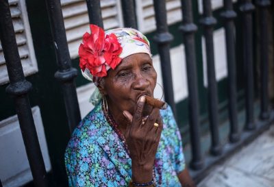 Η ιστορία των πούρων Αβάνας. Στις ΗΠΑ, όταν απαγορεύθηκαν, το πρόστιμο για κάθε πούρο ήταν 55 χιλιάδες δολλάρια. Οι επικές ατάκες του Τσόρτσιλ που κάπνιζε δέκα την ημέρα