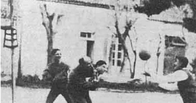 Ο πρώτος αγώνας μπάσκετ στην Ελλάδα έγινε με δύο αναποδογυρισμένες καρέκλες και μία μπάλα ποδοσφαίρου. Το πρώτο πανελλήνιο πρωτάθλημα είχε 4 ομάδες