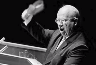 O σοβιετικός ηγέτης Νικίτα Χρουστσόφ χτυπά με μανία το παπούτσι του πάνω στο έδρανο στη Γενική Συνέλευση του ΟΗΕ. Για χρόνια αποτελούσε θρύλο μέχρι να εμφανιστεί το βίντεο-ντοκουμέντο