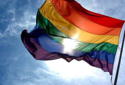 Η σημαία ουράνιο τόξο των ΛΟΑΤ σχεδιάστηκε από έναν πρώην στρατιωτικό και μετέπειτα γκέι ακτιβιστή. Τι συμβολίζει το κάθε χρώμα στις λωρίδες