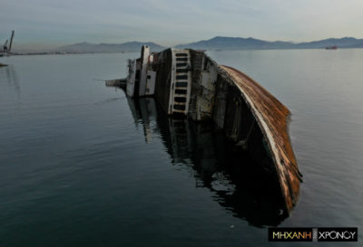 “Τώρα συμφέρει. Με τα δικά μας φέρρυ”. Που βρίσκεται μισοβυθισμένο το “βασιλοβάπορο” της Karageorgis Lines που κάποτε κυριάρχησε στην γραμμή Πάτρα – Ιταλία (drone)