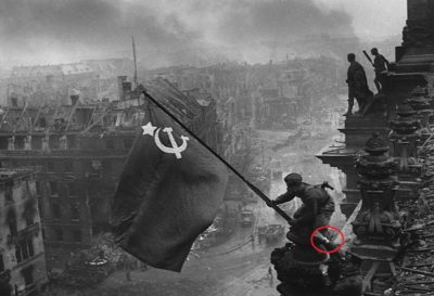 Η πραγματική ιστορία πίσω από τη διάσημη φωτογραφία με την έπαρση της σοβιετικής σημαίας στο Βερολίνο. Πώς οι στρατιώτες ανέβηκαν στο Ράιχσταγκ. Tι αφαιρέθηκε στο μοντάζ