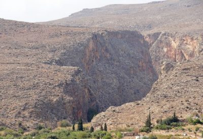 Που βρίσκεται το “Φαράγγι των Νεκρών” στην Κρήτη. Οι περιηγητές ανακάλυψαν τα απόκρημνα σπήλαια των Μινωιτών και έγιναν δημοφιλής πεζοπορικός προορισμός