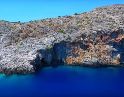 Πτήση πάνω από το απρόσιτο “Αγιοφάραγγο” με την κρυφή λίμνη. Ο θρύλος με τους 300 ερημίτες που συναντιόνταν μια φορά το χρόνο για να δουν πόσοι είχαν απομείνει (drone)