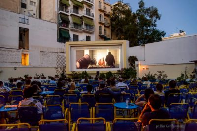 Βοξ. Ο επίμονος κινηματογράφος των Εξαρχείων που δεν διακόπτει την προβολή ούτε όταν πέφτουν δακρυγόνα. Στην κατοχή ήταν σημείο συνάντησης των αντιστασιακών