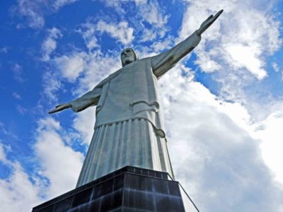 Το εμβληματικό μνημείο στο Ρίο Ντε Τζανέιρο. Ο Χριστός με τα ανοιχτά χέρια που ατενίζει τη φτώχεια στις φαβέλες και την ευμάρεια στις συνοικίες. Η περιπέτεια της κατασκευής του