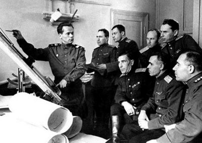 Πώς ο νεαρός Καλάσνικοφ συνέλαβε την ιδέα του διάσημου πολυβόλου. Είχε μεταφερθεί βαριά χτυπημένος από το πεδίο της μάχης του Λένιγκραντ στα μετόπισθεν