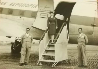 Μια από τις πρώτες αεροσυνοδούς της Ολυμπιακής θυμάται τα επικίνδυνα ταξίδια, τα δώρα των εμίρηδων, τον Ανδρέα Παπανδρέου και τη δύσκολη Τζάκι Ωνάση