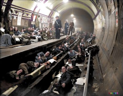 Ο βομβαρδισμός της Αγγλίας. Πώς 300.000 Λονδρέζοι μετέτρεψαν σε καταφύγιο τις στοές του υπόγειου σιδηρόδρομου και επιβίωσαν από τις βόμβες των Ναζί
