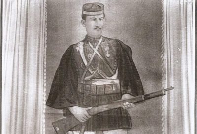 Ο Μακεδονομάχος που εξόντωσε τον σκληρό κομιτατζή Τσακαλάρωφ, λίγο πριν ξεψυχήσει. Ο ηρωικός Αντίγονος Χολέρης, που μαζί με έναν σύντροφό του έστησαν ενέδρα σε 80 κομιτατζήδες