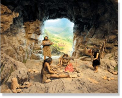 Η αρχαιότερη σκηνή κυνηγιού στον κόσμο εντοπίστηκε σε βραχογραφία μέσα σε σπήλαιο στην Ινδονησία. Πως οι παλαιολιθικοί άνθρωποι έπιαναν αγριογούρουνα και βουβάλια