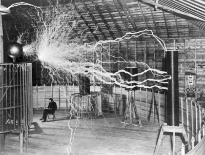 Ο εφευρέτης του ηλεκτρισμού Νίκολα Τέσλα αρνήθηκε το Νόμπελ Φυσικής επειδή έπρεπε να το μοιραστεί με τον Τόμας Έντισον. Έγινε πειραματόζωο για να αποδείξει ότι το εναλλασσόμενο ρεύμα είναι ακίνδυνο