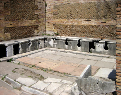 Οι δημόσιες τουαλέτες στην αρχαία Ρώμη δεν είχαν διαχωριστικό και ήταν παγίδα μόλυνσης. Γι’ αυτό αφιερώθηκαν στην θεά Τύχη!