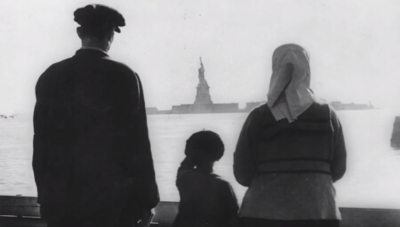 Το μικρό νησί απέναντι από τη Νέα Υόρκη όπου έλεγχαν τους μετανάστες πριν μπουν στην Αμερική. Δεχόταν περισσότερα από 5.000 άτομα την ημέρα (βίντεο)