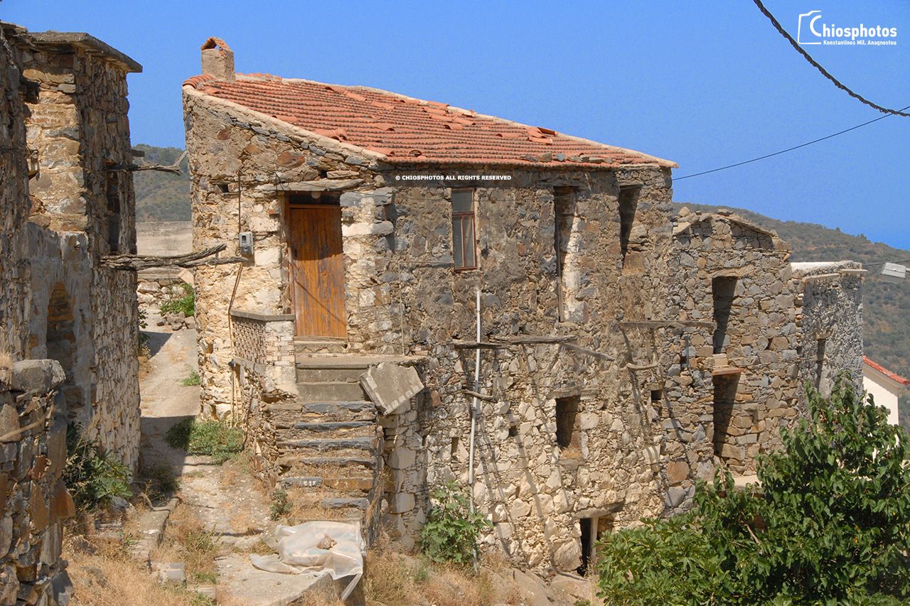 Λεπτόποδα. Το ορεινό χωριό της Χίου όπου τα σπίτια χτίστηκαν κολλητά και σχηματίζουν εξωτερικό τοίχος. Γιατί έχουν μια τρύπα στην οροφή (drone)