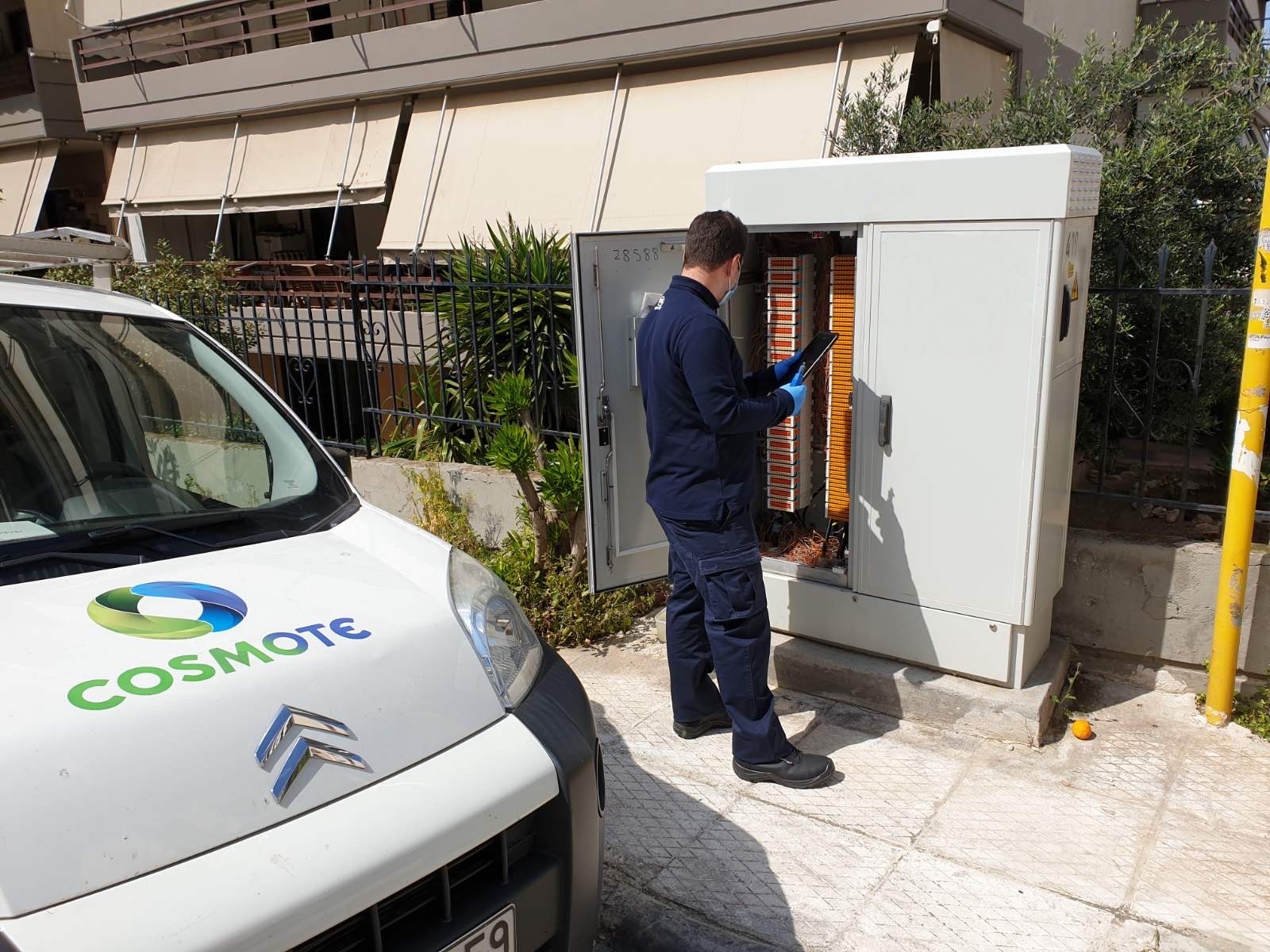 COSMOTE: Τεχνικοί και πελάτες μαζί στη μάχη κατά του κορονοϊού. Πρακτικές οδηγίες προφύλαξης για όλους, κατά την επίσκεψη τεχνικών στα σπίτια συνδρομητών