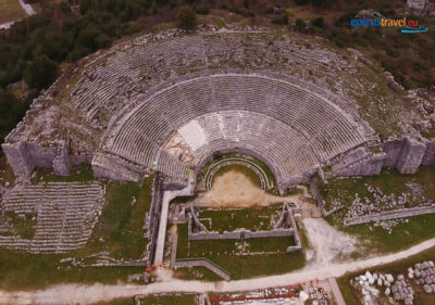 Δωδώνη. Το μεγαλύτερο αρχαίο θέατρο της Ελλάδας από ψηλά. Οι Έλληνες τιμούσαν τον Δία με παραστάσεις και αγώνες. Οι Ρωμαίοι το μετέτρεψαν σε αρένα με θηρία (drone)