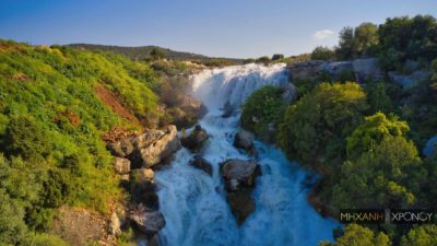 Δείτε το εντυπωσιακό φαινόμενο της υπερχείλισης της λίμνης Υλίκης που δημιουργεί καταρράκτες. Πως συνδέεται με την γειτονική Παραλίμνη που “ζει” στην σκιά της