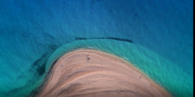 “Greek summer is a state of mind”. Τι απαντά ο δημιουργός της διαφήμισης για την κόντρα που προέκυψε με το σλόγκαν της εταιρείας καλλυντικών