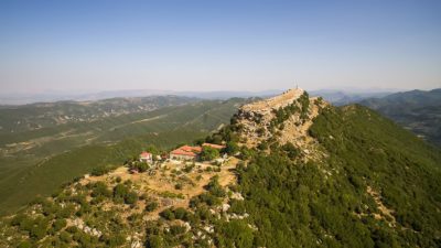 Η άγνωστη και επιβλητική Ακρόπολη των Θεστιέων στο Αγρίνιο. Το φρούριο χτίστηκε τη νεολιθική περίοδο και άκμασε στην ελληνιστική εποχή (drone)