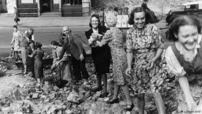 “Οι γυναίκες των ερειπίων” στην μεταπολεμική Γερμανία. Χιλιάδες γερμανίδες καθάρισαν τόνους ερειπίων εθελοντικά. Για “γερμανικό μύθο” και ιστορική στρέβλωση, κάνει λόγο ιστορικός