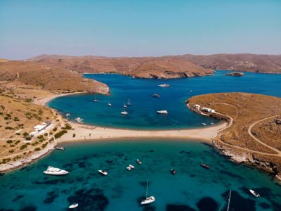 Οι εξωτικές “δίδυμες” παραλίες της Ελλάδας. Αν και αντικριστές διαφέρουν ακόμα και στη θερμοκρασία (drone)