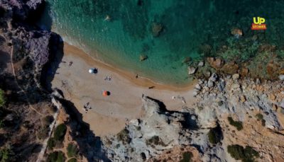 Η αθέατη παραλία στο Σούνιο με τα 99 σκαλοπάτια που θυμίζει νησί του Αιγαίου. Δείτε από ψηλά πως θα φτάσετε (drone)