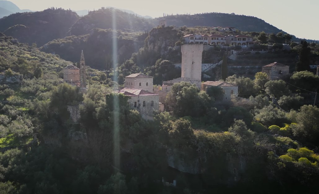 Η Καρδαμύλη από ψηλά. Από τον Όμηρο στο Χόλιγουντ. Γιατί οι κάτοικοι ονομάστηκαν “Τρουπάκηδες” (drone)