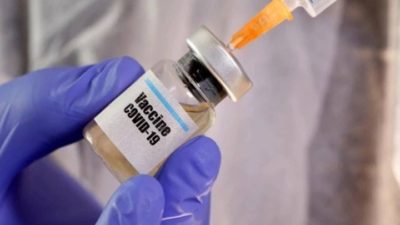 Πάτρα. Καταγγελίες ότι γιατροί έκαναν “εμβόλιο μαϊμού” πάνω από το μπουφάν έναντι αμοιβής
