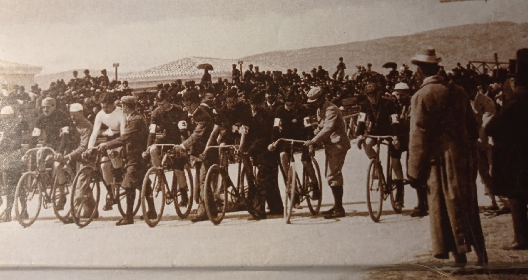 Το πρώτο ποδήλατο στην Αθήνα το 1881. Η κόντρα με τα άλογα και γιατί το χαρακτήρισαν “χορηγό ηδονής”. “Το ποδήλατον κολακεύει τον ανθρώπινον εγωϊσμόν”, έγραφε ο τύπος
