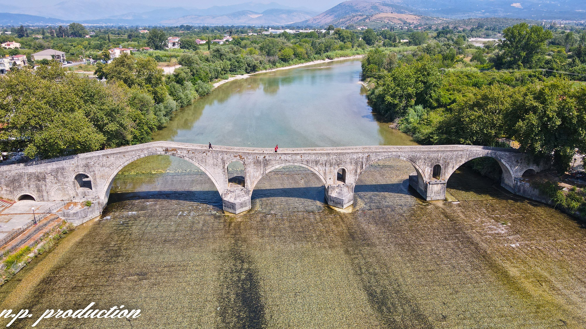 Το γεφύρι – σύνορο με τους Οθωμανούς. Εκεί ήταν η έδρα του Δεσποτάτου της Ηπείρου και η πόλη απελευθερώθηκε το 1881 (drone)