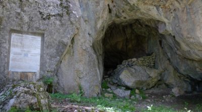 Η σπηλιά της Αντίστασης στην Γκιώνα. Εδώ κρύφτηκαν οι Βρετανοί κομάντος για το σαμποτάζ στον Γοργοπόταμο. Ο ρόλος του Άρη Βελουχιώτη
