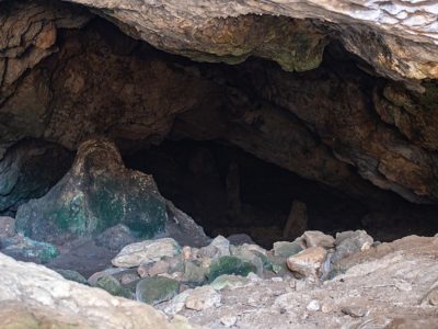 Η Νεραϊδοσπηλιά της Κρήτης με τους ανθρωπόμορφους σταλαγμίτες. Εκεί οι γυναίκες έτριβαν την κοιλιά τους για να έχουν καλό τοκετό. Επέζησε πολλών θρησκειών