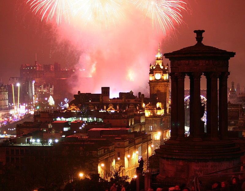 Τα εντυπωσιακά πρωτοχρονιάτικα έθιμα των Σκωτσέζων με επιρροές από τους Βίκινγκς. “Ανάβουνε φωτιές στις γειτονιές”
