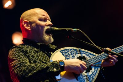 Ο Βρετανός τραγουδιστής των Dead Can Dance αγάπησε το ρεμπέτικο και βγάζει ρεμπέτικα τραγούδια με αγγλικούς στίχους και τίτλο “Music from the Greek Underground”