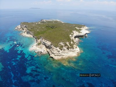 Δίαπλο. Το άγνωστο νησάκι δίπλα στην Κέρκυρα. Ο μύθος για το εκκλησάκι του Αγίου Νικολάου που πέτρωσε τους πειρατές (drone)