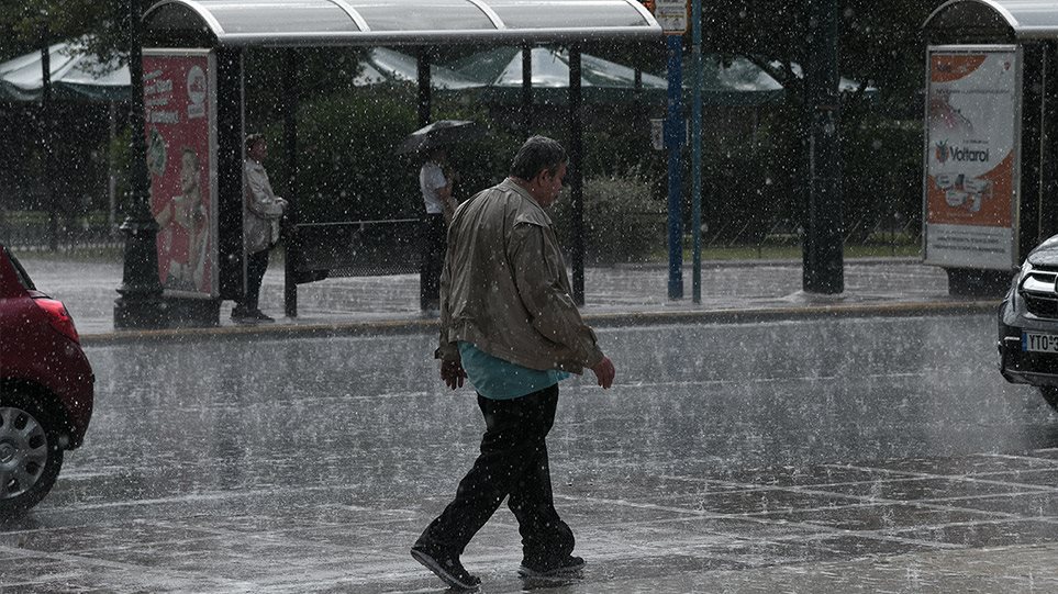 Κακοκαιρία με βροχές και καταιγίδες. Ισχυρότερα φαινόμενα αναμένονται σε Εύβοια και Κρήτη. Πότε υποχωρούν