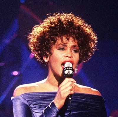 Τι σχέση έχει η Whitney Houston με τον Ρωμανό Μελωδό; Το “μέλισμα” που έκανε ιδιαίτερη τη φωνή της