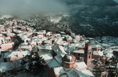 Δείτε την Αράχωβα κατάλευκη από ψηλά. Γιατί το χιόνι είναι συνυφασμένο με την φήμη και την ιστορία της  (drone)