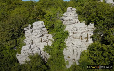 Δείτε από ψηλά το μοναδικό πέτρινο δάσος της Ελλάδας. Το σπάνιο γεωλογικό φαινόμενο δημιουργήθηκε από καθιζήσεις και διάβρωση αιώνων (drone)