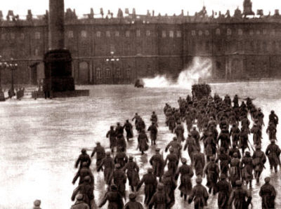 Γιατί ήταν ψεύτικη η φωτογραφία – σύμβολο με την κατάληψη των χειμερινών Ανακτόρων του Τσάρου στην Οκτωβριανή Επανάσταση. Στη σκηνή συμμετείχαν δυο χιλιάδες κομπάρσοι