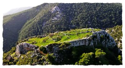 To αρχαίο φρούριο της Φυλής που επόπτευε την Αθήνα και ήταν απρόσιτο λόγω του χιονιού. Από εκεί επέδραμε ο Θρασύβουλος για να εκδιώξει τους Τριάκοντα Τύραννους (drone)