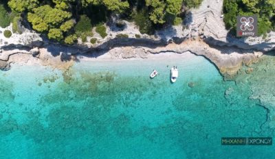 Ο κρυμμένος παράδεισος σε απόσταση μιάμισης ώρας από την Αθήνα. Η ειδυλλιακή παραλία, με τα σκυλόψαρα και το επικίνδυνο ρήγμα (drone)