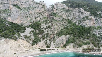 Φαράγγι Μύλων. Δείτε από ψηλά το άγνωστο τοπίο της Αττικής που δημιουργήθηκε από το σεισμικό ρήγμα των Αλκυονίδων. Έχει καταρράκτη ύψους 25 μέτρων (drone)